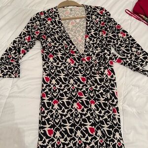 Diane Von Furstenberg Julian 100%silk Chic Black and Red Patterned Wrap Dress
